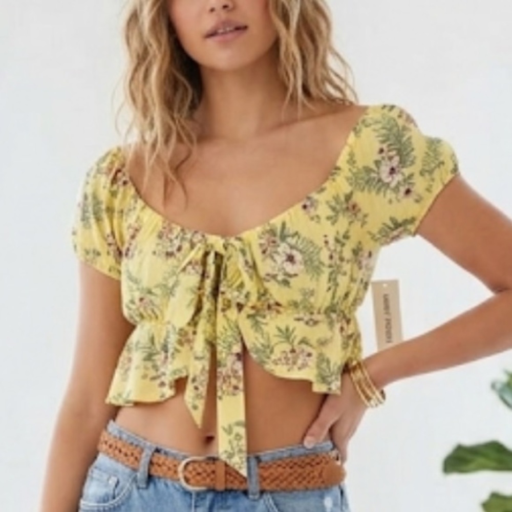 ❤️NWT Almost Famous Floral Top Size Large❤️